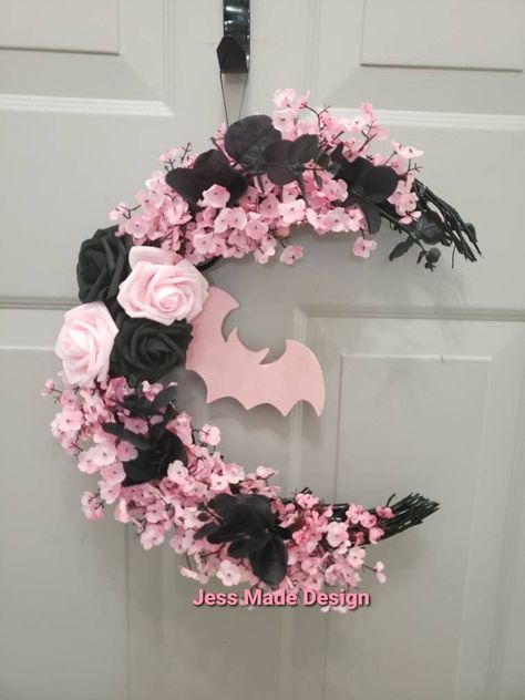 Bat moon wreath, Pastel goth decor, Pastel spooky wall decor, Halloween in pink, pink bat wreath, gothic gift, 14" 🦇This cute pink bat moon wreath is a perfect addition to your spooky pastel goth decor.Hang on your front door or interior wall to complete your pink Halloween theme. Gift as a gift to anyone who loves bats and the color pink.  🦇Made with a grapevine base painted black. Pink and black faux floral. Bat is a wood cut out painted pink. Also option of having a black bat. Hanging ribbo Pastel Goth Wreath, Pastel Goth Room, Pastel Halloween Decor, Spooky Wall Decor, Bat Wreath, Pastel Spooky, Pastel Goth Decor, 2024 Classroom, Moon Wreath