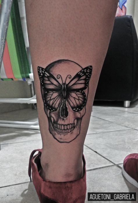 Caveira + borboleta! Borboleta Tattoo, Tattoos And Piercings, Skull Tattoo, Geometric Tattoo, Tatting, Tattoo Ideas, Piercings, Mural, Pasta