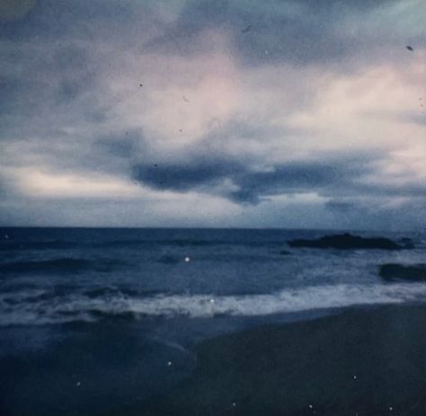 Images Terrifiantes, Dark Beach, Blue Core, Color Aesthetic, Light Blue Aesthetic, Blue Hour, Sea And Ocean, Nature Images, Nature Aesthetic