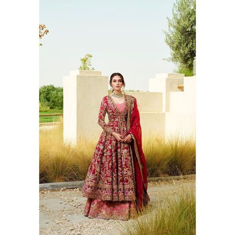 Pakistani Wedding Dresses Bridal Lehenga, Latest Bridal Lehenga Designs, Bridal Mehndi Dresses, Indian Wedding Gowns, Simple Lehenga, Latest Bridal Lehenga, Lehenga Red, Couple Wedding Dress, Wedding Lehenga Designs