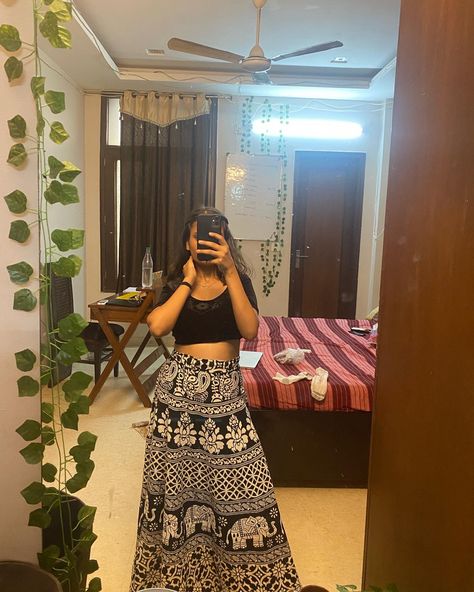 Long Skirt Outfits Indian Casual, Long Skirt Outfits Indian, Skirt Outfits Indian, Straight Skirt Outfits, Garba Outfit, Friend Drawings, Desi Aesthetics, Outfits Indian, Long Skirt Outfits