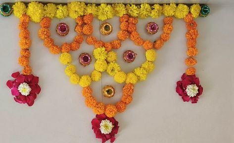 Real Flower Rangoli Designs, Real Flower Rangoli, Decoration Haldi, Rangoli Big, Flower Rangoli Designs, Simple Flower Rangoli, Lakshmi Pooja, Big N, Home Flower Decor