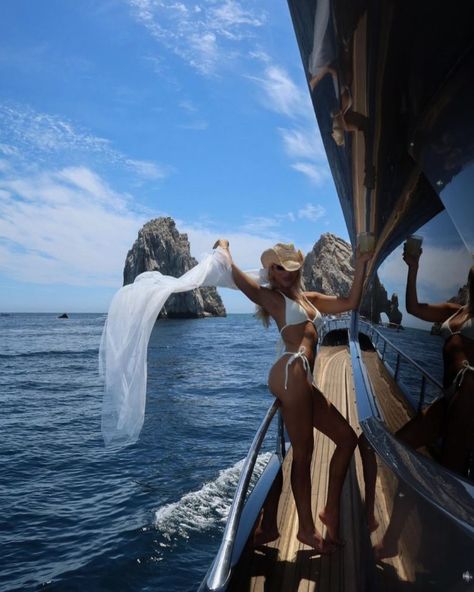 Calling all brides-to-be! Get ready for the last sail before the veil at the top bachelorette destinations in Mexico. Find out where to party in style in our newest blog post! 👰🍾 Top Bachelorette Destinations, Last Sail Before The Veil Bachelorette, Bachelorette Pics, Sail Before The Veil Bachelorette, Bachelorette Party Vacation, Yacht Parties, Bachelorette Shots, Mexico Bachelorette Party, Last Sail Before The Veil