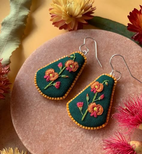 Embroidery Jewellery, Felt Earrings, Felt Hair Accessories, Hand Embroidered Jewelry, Embroidery Earrings, Diy Earrings Easy, Embroidered Earrings, Print Summer Dress, Fiber Art Jewelry