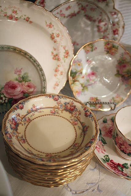 Decoration Shabby, Pretty China, Antique Dishes, China Dishes, Pretty Plates, Romantic Homes, Antique China, China Patterns, Vintage Plates