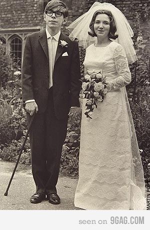 Stephen Hawking in his younger years Steven Hawking, The Theory Of Everything, People Of Interest, Famous Couples, John Travolta, Stephen Hawking, Special People, White Photo, Rare Photos