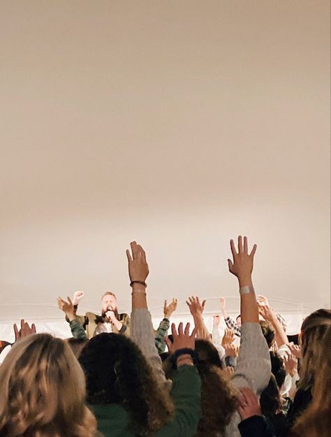 Aesthetic Worship Picture, Friends Worship Together, Discipleship Aesthetic, Bible Group Aesthetic, Christian Dates Aesthetic, Student Ministry Aesthetic, Christian Ministry Aesthetic, Going To Church Aesthetic, Church Community Aesthetic