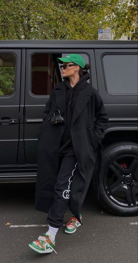 Street Style Jordans Outfit, Streetwear Fashion Sneakers, Women In Sneakers Outfits, Nike Streetwear Shoes, Offwhite Shoes Outfits For Black Women, Nike Air Max Women Outfit, Nike Hat Outfit, Hat Aesthetic Outfit, Nike Shoes Outfit