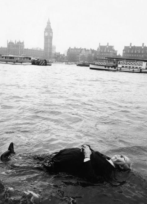 Alfred Hitchcock floating down the Thames River, 1972 Murakami Haruki, Michelangelo Antonioni, Photo Star, I Love Cinema, 사진 촬영 포즈, Hieronymus Bosch, River Thames, Alfred Hitchcock, Brutalism