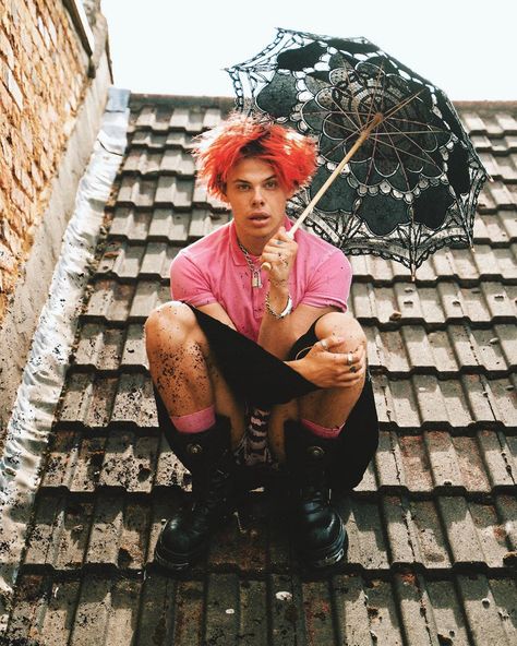 YUNGBLUD on Instagram: “don’t fall ... 🖤” Dominic Harrison, Aesthetic Grunge Outfit, Harry Styles Wallpaper, Black Veil Brides, Black Veil, Black Heart, Future Husband, Rappers, Musician