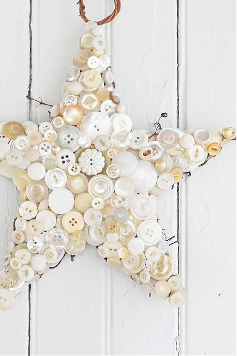 Beautiful handmade Christmas star ornaments you can make from old buttons. Christmas Ornaments Buttons, Snowman Button Ornament, Christmas Button Art Projects, Wooden Star Ornaments Diy, Button Christmas Crafts, Ornaments With Buttons, Button Ornaments Diy, Christmas Button Crafts, Christmas Star Ornaments