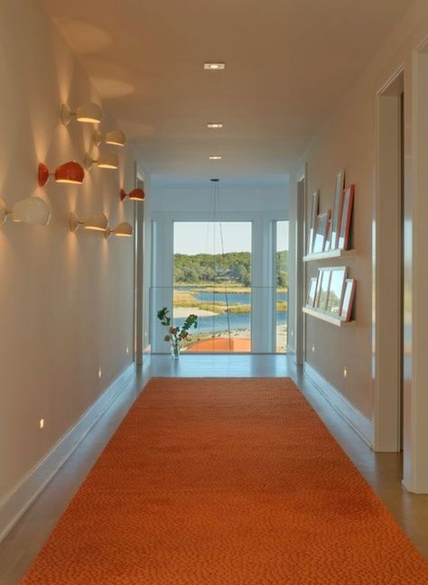 Easy Ways To Make Your Hallways Look Bigger & Brighter Hall Design Ideas, Bright Hallway, Hallway Pictures, Photo Ledge, Modern Hall, Horizontal Mirrors, Narrow Hallway Decorating, Hampton House, House Beach