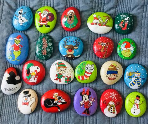 Painted Rocks Christmas Theme, Christmas Pebble Art, Christmas Week, Christmas Rock, Different Holidays, Rock Painting Ideas Easy, Kindness Rocks, Paint Rock, Christmas Drawing