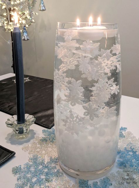 DIY winter snowflake easy gel bead submerged centerpiece - easy christmas table decor Diy Winter Wonderland Decorations, Winter Table Centerpieces, Winter Wonderland Centerpieces, Winter Table Decorations, Snowflake Centerpieces, Winter Wonderland Decorations, Wonderland Christmas, Noelle Silva, Winter Wonderland Birthday