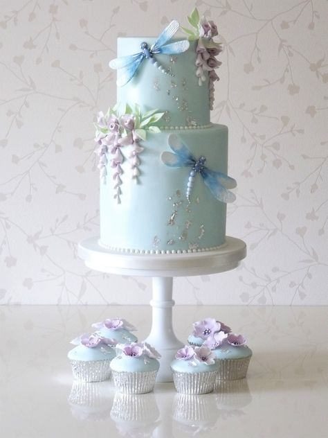 Dragonfly gift cake Dragonfly Cake, Tiered Cake, Beautiful Birthday Cakes, Novelty Cakes, Gorgeous Cakes, Floral Cake, Fancy Cakes, Cake Decorating Techniques, Fondant Cakes