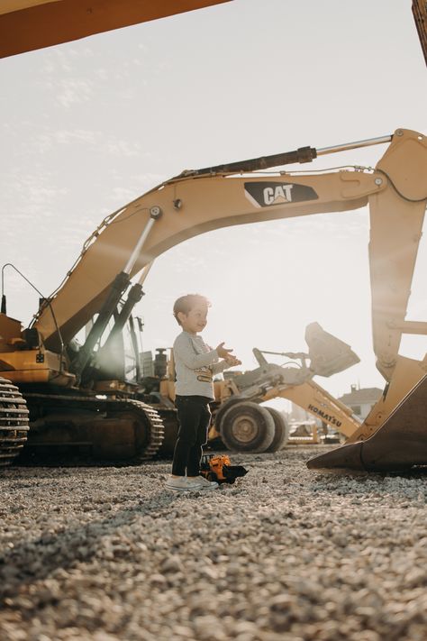 Excavator Photo Shoot, Tractor Birthday Pictures, Construction Theme Birthday Pictures, Construction Senior Pictures, Construction Photoshoot Kids, Construction Theme Photo Shoot, Construction Birthday Photo Shoot, 2nd Birthday Pictures Boys, 4th Birthday Photoshoot Ideas Boy