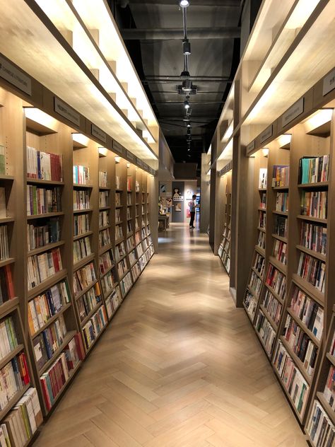 Korean School Library Aesthetic, Korean School Library, Romantic Study, Reading Vibes, Book Architecture, Beautiful Libraries, Bookstore Aesthetic, Background School, Korean School