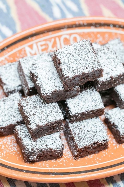 Mexican chocolate is a mix of cayenne pepper, chili and cinnamon with cocoa and the flavor combo is marvelous! So when our good friend Todd was planning his Mexican fiesta birthday bash he asked me to come up with some delicious desserts… and flowers too! I wanted to stay within the theme so I made … Mexican Brownies, Mexican Desserts, Mexican Dessert Recipes, Mexican Chocolate, Mexican Dessert, Chocolate Raspberry, Lifestyle Inspiration, Best Chocolate, Desert Recipes