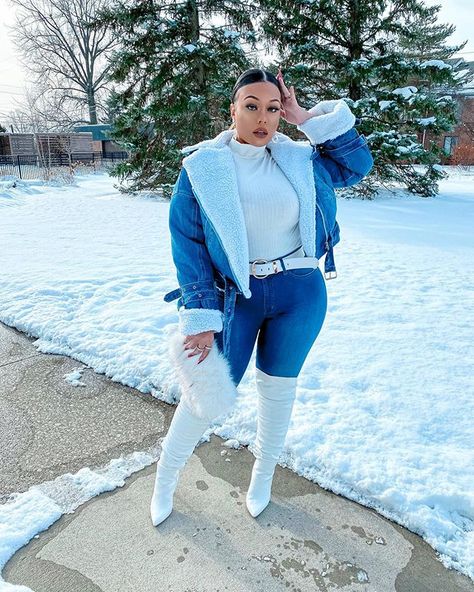 P A S S I O N J O N E S Z ™ auf Instagram: „Out here 🥶 @fashionnovacurve 🔍 Nice Ride Jacket 🧷 Size XL | Fashionnovapartner . . . . . . . . #novababe #fashionnovapartner #curve #curvy…“ Boots Plus Size, Thick And Fit, Plus Size Outfit, White Boots, Curvy Girl Outfits, Girls Rock, Cooler Weather, White Jeans, Plus Size Outfits