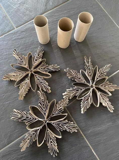 Snöflingor I Papper, Hantverk Diy, Rolled Paper Art, Toilet Paper Crafts, Toilet Paper Roll Crafts, Paper Roll Crafts, Paper Towel Roll Crafts, Paper Snowflakes, Make Paper