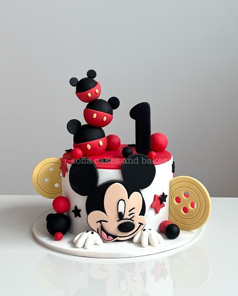 Modern Christmas Cake, Cake Decorating Ideas Christmas, Mickey Mouse Cake Ideas, Christmas Cake Design, Baby Mickey Mouse Cake, Christmas Cake Decorating Ideas, Bolo Do Mickey Mouse, Christmas Cake Decorating, Nightmare Before Christmas Cake