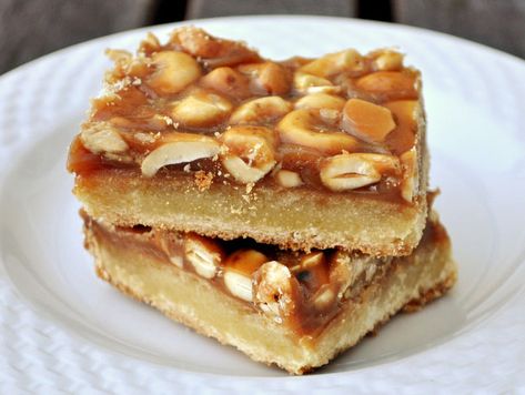 Buttery shortbread is topped with salted cashews and gooey caramel. Warning: Bet you can't have just one. Caramel Bars Recipe, Salted Cashews, Sicilian Food, Baking Secrets, Gooey Caramel, Homemade Breads, Buttery Shortbread, Caramel Bars, Smitten Kitchen