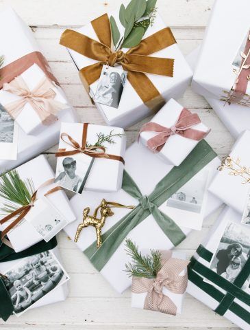 Diy Christmas Wrapping Paper, Photo Gift Tags, Christmas Wrapping Diy, Creative Holiday Gifts, Photo Gifts Diy, White Wrapping Paper, Tags Diy, Creative Diy Gifts, Gift Tags Diy