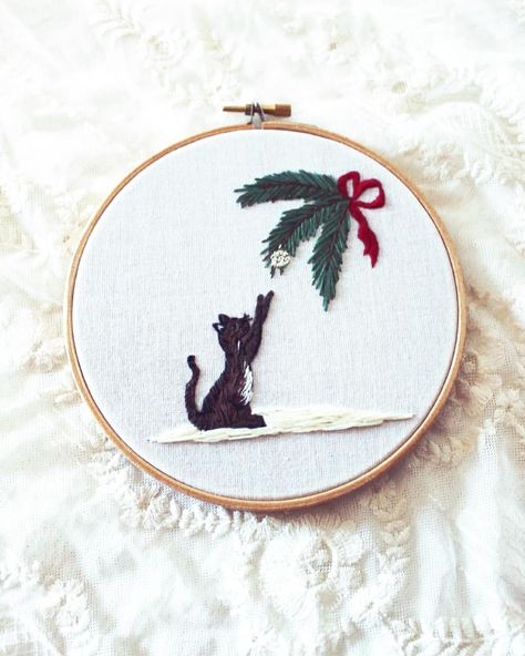 Kitty Embroidery, Christmas Tree Embroidery Design, Stitch Techniques, Christmas Tree Embroidery, Christmas Sloth, Cat Christmas Tree, Christmas Kitten, Cat Christmas Ornaments, Christmas Embroidery Designs