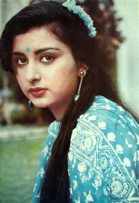 Retro Bollywood Theme, Poonam Dhillon, Hande Ercel Style, Bollywood Retro, Indian Women Painting, Simple Rangoli Border Designs, Bollywood Posters, Retro Bollywood, Bollywood Hairstyles