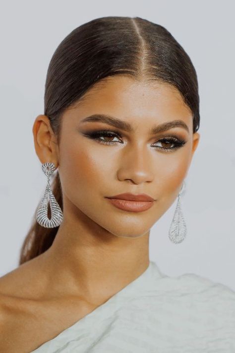 Zendaya  Creole-Belle ♥ www.AllieKayOfficial.tumblr.com Zendaya Makeup, Estilo Zendaya, Zendaya Hair, Red Carpet Makeup, Celebrity Makeup Looks, Face Forward, Zendaya Coleman, Diy Beauty Hacks, Sleek Hairstyles