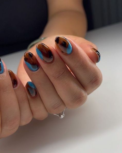 DIANA • Illinois Nail Tech • Structured Manicures • Dry Pedis on Instagram: "the perf tortie mani to transition from summer to fall 🐢🍂 #nails #nailart #longnails #shortnails #almondnails #ovalnails #nailsoftheday #nailsofinstagram #nailinspo #trendynails #structuredmanicure #chicago #chicagonails #chicagonailtech #milwaukee #milwaukeenailtech #nailtech #nailtrends #nailsoftheweek #nuancenail #brownnails #tortoiseshellnails #nailvideo #nailtutorials #nailvideos #geloverlay #abstractnail Fall Structured Gel Nails, Shellac Manicure Short Nails Fall, Summer To Fall Transition Nails Short, Transition Nails Summer To Fall, Summer To Fall Nails, Summer To Fall Transition Nails, Fall Transition Nails, Structured Gel Manicure, Transition Nails