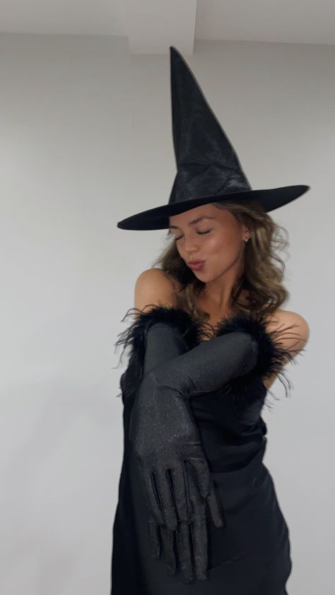 Cute Witch Outfits Halloween Costumes, All Black Witch Costume, Halloween 2024 Trends Costume, Cloak Halloween Costumes, Witch Costume With Corset, Costumes With Long Black Hair, Witch Halloween Costume Corset, Cute Witch Costume For Women Diy, Witch Custome Women