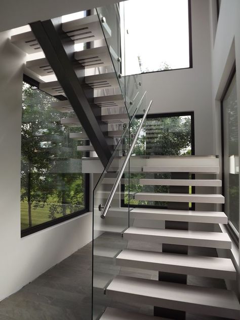 Staircase With Glass Railing, Stringer Staircase, Timber Handrail, Staircase Design Modern, Stainless Steel Handrail, Steel Handrail, Glass Stairs, Stair Railing Design, Open Staircase