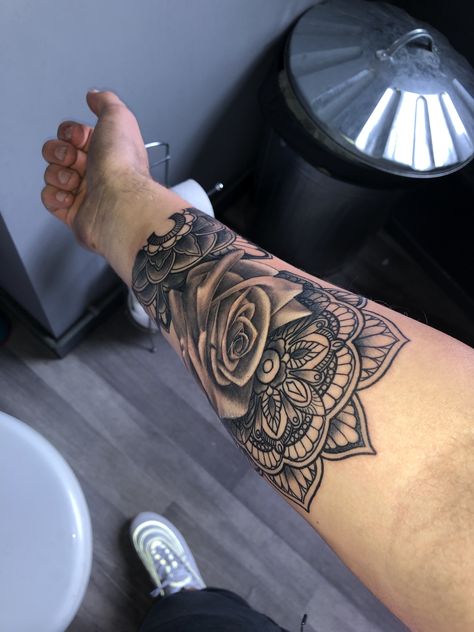 Wrist Tattoo Rose, Cute Tats, Forearm Sleeve, Tattoo Rose, Forearm Tattoo Women, Tattoo Women, Badass Tattoos, Wrist Tattoo, Tat Ideas