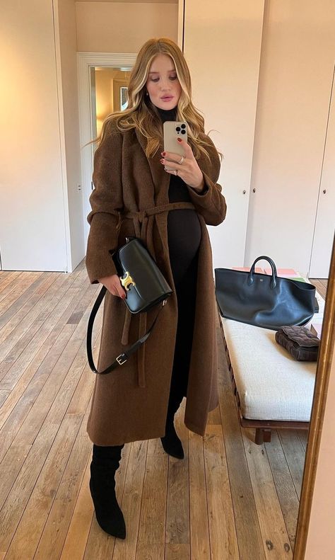 Rosie Huntington Whiteley Maternity, Rosie Huntington Pregnant Style, Elsa Hosk Maternity, Maternity Looks Winter, Work Outfits Pregnant, Pregnant Outfits Autumn, Rosie Huntington Whiteley Pregnant, Pregnant Outfit Winter, Old Money Pregnant Outfits