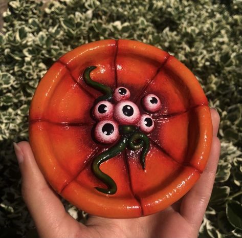 Clay Goth Ideas, Weird Ashtrays Clay, Coffin Ashtray Clay, Halloween Ashtray, Horror Ceramic Art, Goth Ceramic Art, Clay Skull Ashtray, Goth Ashtray, Sculpture Art Clay