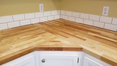 Creative ideas for butcher's block kitchen counters when there's a lazy Susan in the corner! Countertop Lazy Susan Ideas, Corner Countertop Ideas, Installing Butcher Block Countertops, Kitchen Corner Ideas, Butcherblock Countertops, Butcher Block Countertops Kitchen, Wood Kitchen Counters, Moble Homes, Corner Kitchen Sink