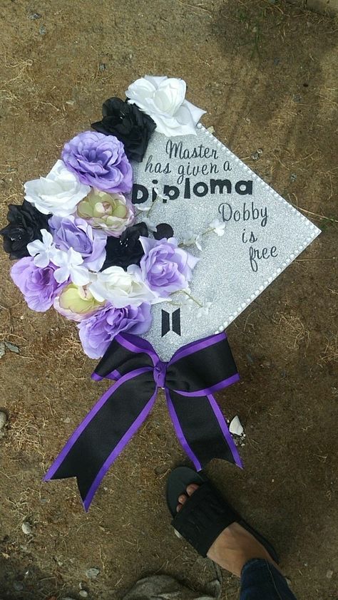 Purple Graduation Cap Ideas, Bts Graduation Cap Ideas, Kpop Graduation Caps, Harry Potter Flowers, Graduation Goals, Grad Hats, Bts Purple, Free Dobby, High School Graduation Cap