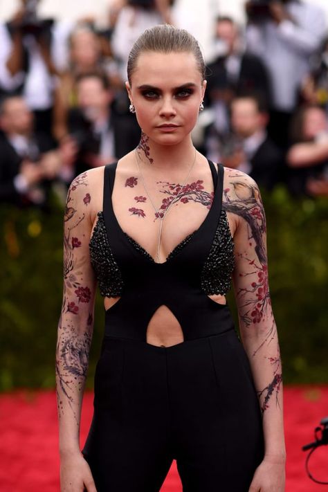 Cara Delevingne Tattoo, Sara Fabel, Woman With Tattoos, Full Tattoo, Foto Top, Full Body Tattoo, Cherry Blossom Tattoo, Blossom Tattoo, Tattoo Girls