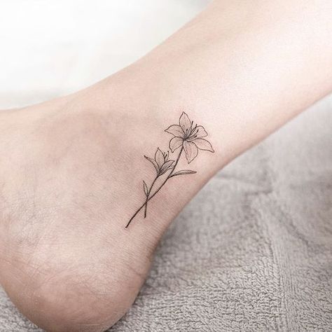 15+ Delicately Beautiful Tattoos By South Korean Artist Hongdam Small Lily Tattoo, Dainty Flower Tattoos, Wildflowers Tattoo, Simple Flower Tattoo, Lillies Tattoo, Lily Tattoo Design, Tattoo Placements, Lily Flower Tattoos, Illustration Tattoo