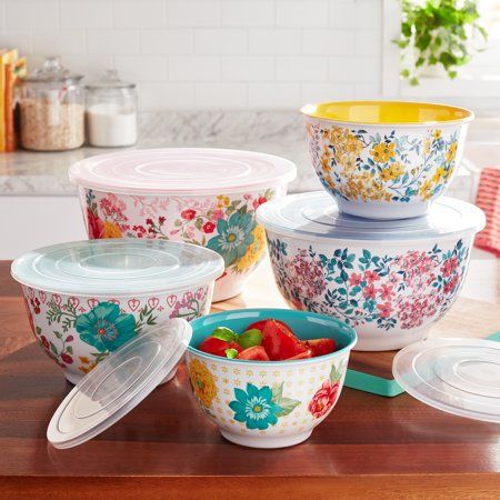 Mix up, serve, and store all your family's favorite meals in The Pioneer Woman Fancy Flourish 10-Piece Melamine Mixing Bowl Set. This all-in-one bowl set is the perfect way to stock up on kitchen essentials. With their desirable sizes that are fit for entertaining and their charming designs that brighten up any setting, this 10-piece set makes both a convenient and stylish addition to your kitchen. Every bowl is designed with durable melamine material, which makes them long-lasting for entertain Farmhouse Dishes, Pioneer Woman Dishes, Melamine Bowl, Pioneer Woman Kitchen, Mixing Bowl Set, Melamine Bowls, Serving Bowl Set, Tongs Kitchen, Mixing Bowls Set