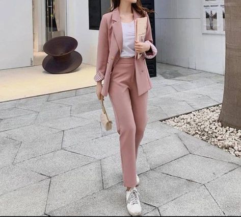 [PaidLink] 43 Most Saved Coat Pant For Women Suits Wedding Tips To Learn More In All Season #coatpantforwomensuitswedding Slim Blazer, Chique Outfits, Women Blazer, Pink Suit, Women Office, Fashion Spring, Ankle Length Pants, Women Sleeve, Blazer Fashion