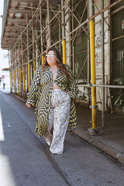 Plus size fashion blogger Natalie in the City wears mix matched patterns during New York Fashion Week. New York Fashion Week street style. NYFW plus size street style. New York Outfit Plus Size, Plus Size Nyc Fashion, New York Fashion Plus Size, Plus Size Off Duty Model, New York Street Style Plus Size, Street Style Plus Size, Plus Size Street Style, Petite Plus Size, Woman Photo