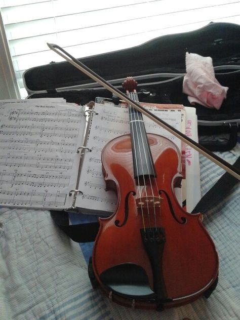 Playing Violin Aesthetic, Aesthetic Violin Pictures, Aesthetic Violin, Violin Playing Aesthetic, Violin Aethestic, Classical Violin Aesthetic, Violin Photography, Violin Art, Dark Acadamia