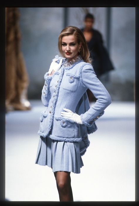 The Eternal Allure Of Chanel’s Tweed Jacket, In 31 Catwalk Moments | British Vogue Karen Mudler, Long Leather Skirt, Karen Mulder, Chanel Tweed Jacket, Tweed Set, Chanel Runway, Mode Chanel, Chanel Tweed, Chanel Jacket