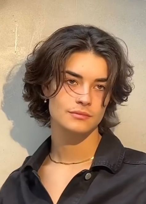 Short Hair For Nonbinary, Short Shag Hairstyles Men, Curly Androgynous Hair, Androgynous Hair Long, Queer Haircuts Long, Nonbinary Hair Short, Mens Medium Short Hairstyles, Nonbinary Hairstyles, Nonbinary Mullet