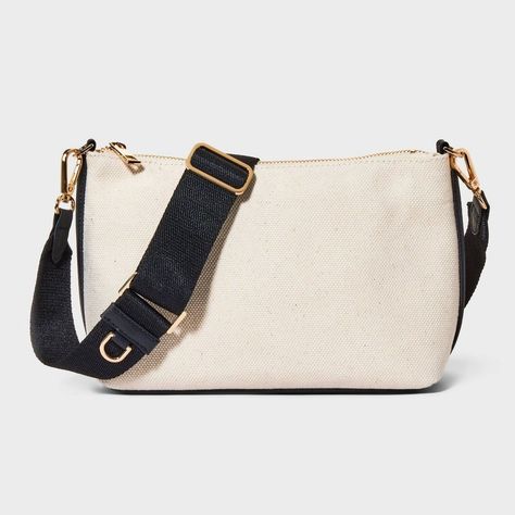 A stylish and functional crossbody bag that's perfect for everyday wear. Features a soft, structured exterior and a spacious interior with multiple compartments. #crossbodybag #handbag Cross Purses, Purse Trends, Trendy Purses, Travel Crossbody, Bag Women Fashion, Patterned Backpack, Quilted Handbags, Quilted Crossbody Bag, Stylish Handbags