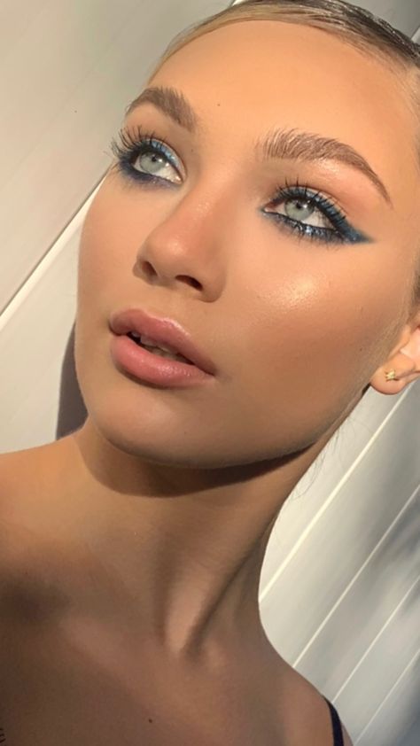 Maddie Ziegler #maddieziegler #dancer Sky Blue Makeup, Cute Eyeshadow Looks, Retro Makeup, Rave Makeup, Birthday Makeup, Eye Makeup Pictures, Fancy Makeup, Makeup Eye Looks, Maddie Ziegler