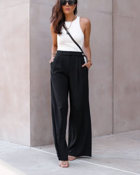 Lucy Whims, Black Wide Leg Trousers Outfit, Wide Leg Black Pants Outfit, Black Trouser Outfit, Black Wide Leg Pants Outfit, Trousers Outfit Casual, Lucy Hernandez, Black Trousers Outfit, Wide Pants Outfit