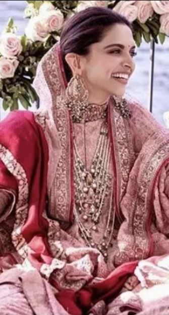 From outfit ideas to makeup to accessories, here are the do’s and don’ts for mehendi outfits for Indian brides-to-be! Be comfy yet glam!  #lehengatrends #bridal #indian #indianfashion #indianbridal #indianlehenga #redlehenga #lehenga #fashion #lehengadesign #weddingfashion #indianwedding #indiandesigner Nath Designs, Bridal Image, Mehandi Outfits, Paintings Nature, Mehndi Outfit, Kalyan Jewellers, Barbie Dollhouse, Mehendi Outfit, Bollywood Bridal